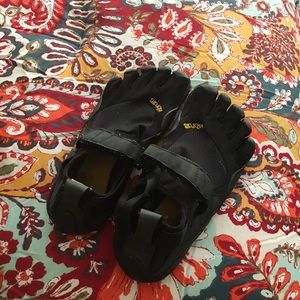 Size 10 vibram toe shoe